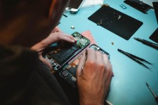 К чему может привести самостоятельный разбор смартфона или ноутбука