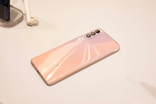 Honor анонсировала доступный безрамочный смартфон